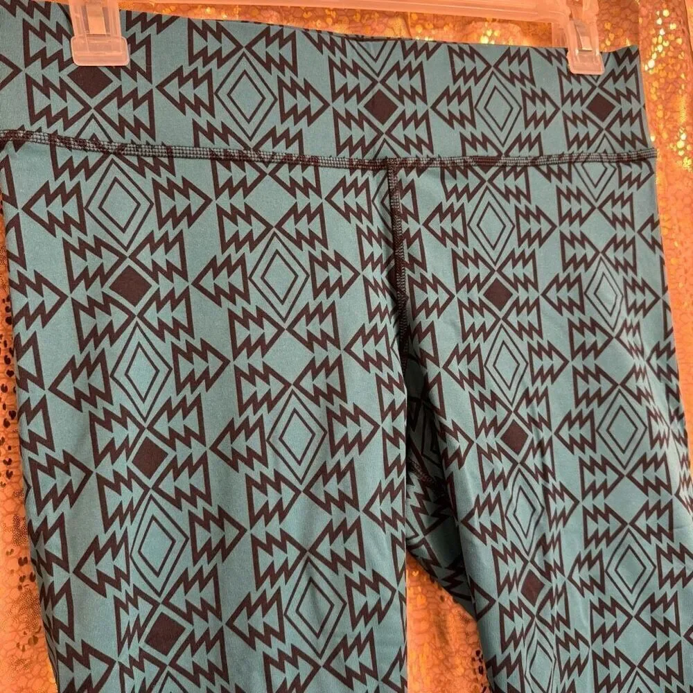 PINK Victorias Secret Teal Black Aztec Yoga Athletic Capri Leggings Large - Picture 4 of 5